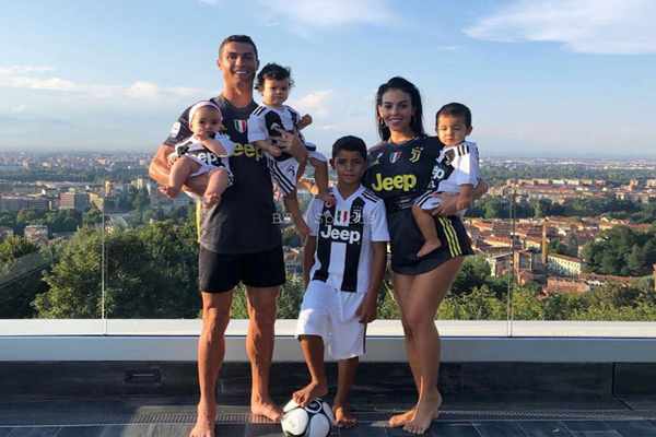 Các con của Ronaldo hạnh phúc bên gia đình