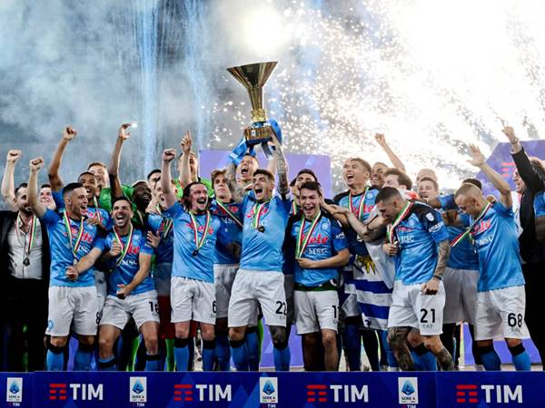 Napoli với chiếc cúp vô địch Serie A đầy danh giá