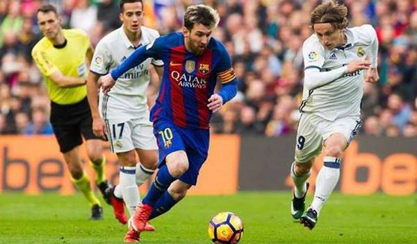 Messi đi bóng qua người Messi đi bóng qua người