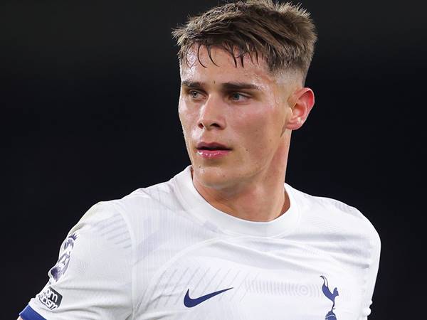 Chuyển nhượng MU: MU đại chiến vì Micky van de Ven