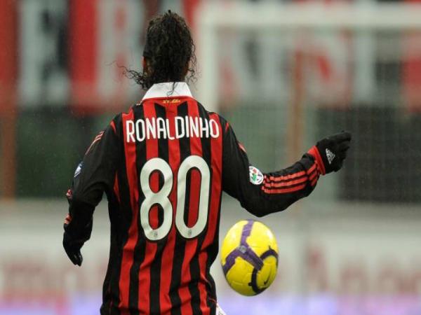 Ronaldinho số áo bao nhiêu ở AC Milan và các CLB khác